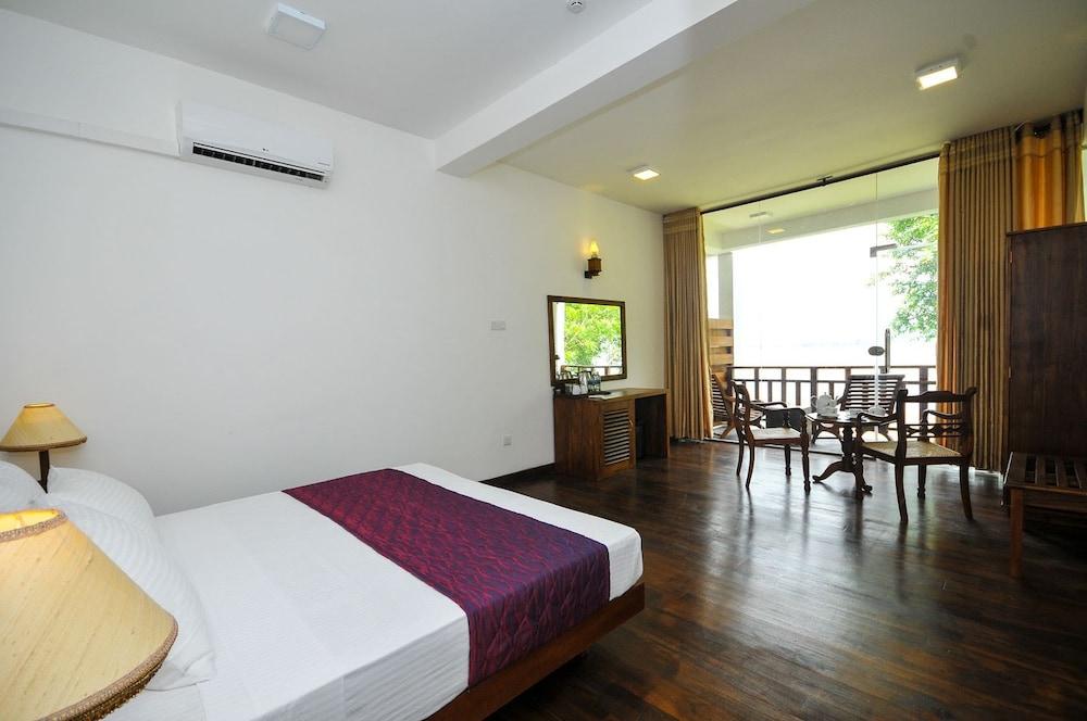Yala Oga Reach Hotel Tissamaharama Exterior photo