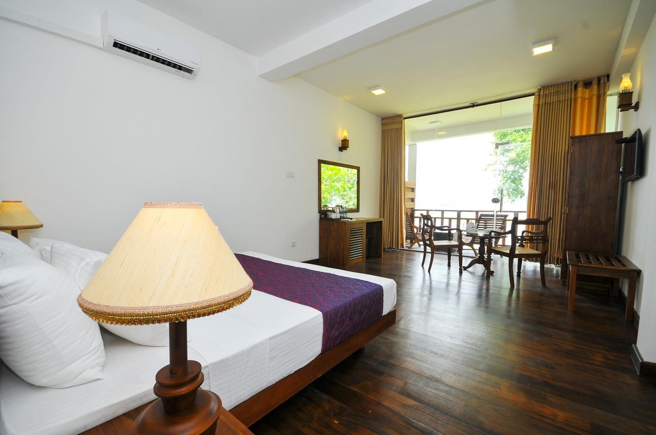 Yala Oga Reach Hotel Tissamaharama Exterior photo